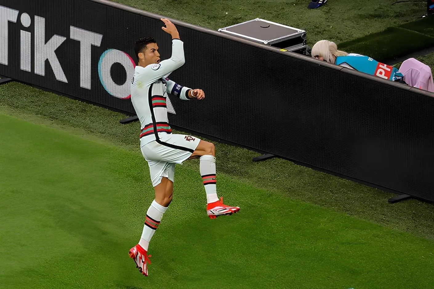 Coupe du Monde 2026 : pourquoi la FIFA a choisi TikTok comme « Plateforme Privilégiée » ? (Interview)