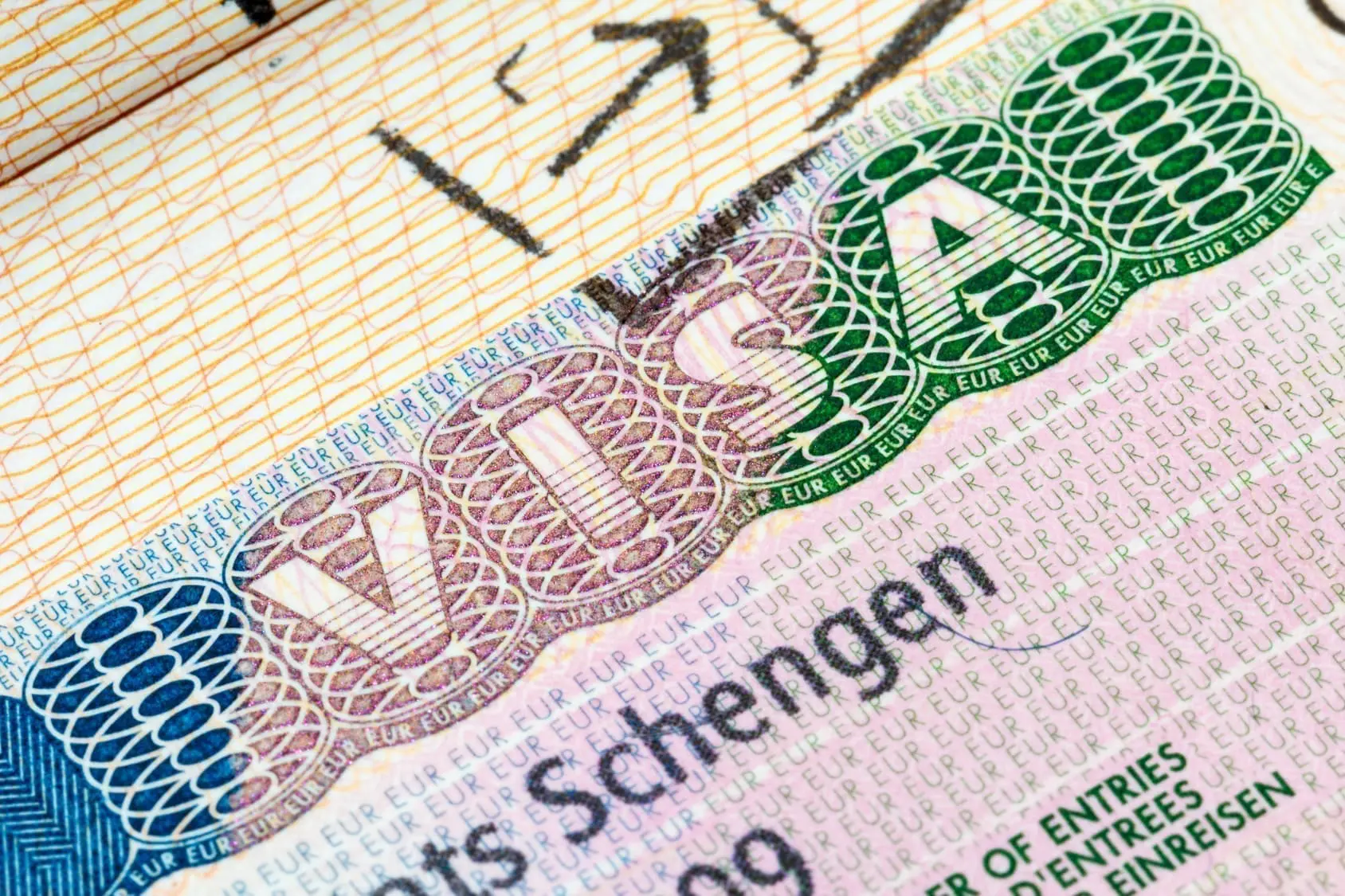 Voyager en Europe coûtera plus cher : ce pays augmente ses tarifs de visa