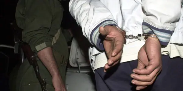 Il se rend à la police avec des psychotropes et demande la prison : un jeune intrigue la capitale