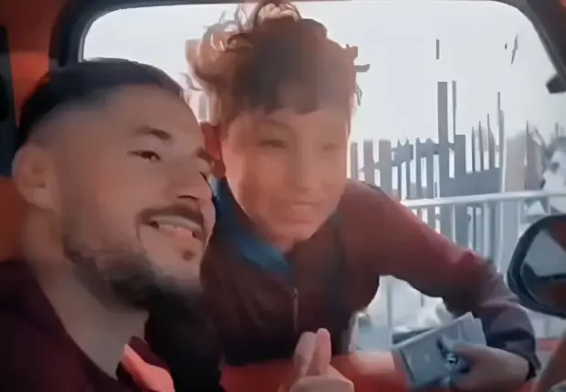 Le geste « grande classe » de Belaïli envers un jeune vendeur émeut les Algériens — VIDÉO