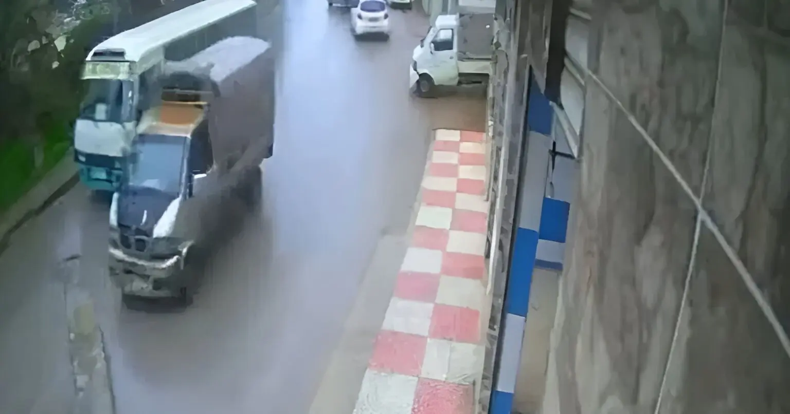 Drame évité de justesse à Skikda : Un bus fou en pleine descente sème la terreur