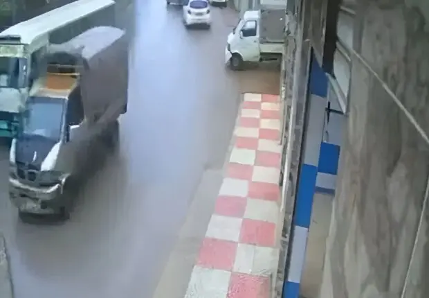 Drame évité de justesse à Skikda : Un bus fou en pleine descente sème la terreur