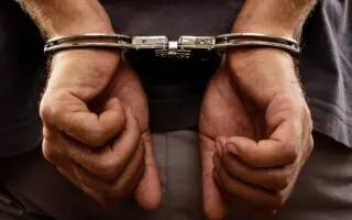 Escroc arrêté à Oran : il emmenait ses victimes à la DG du Domaine National pour leur vendre de faux terrains