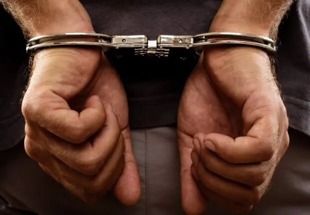 Escroc arrêté à Oran : il emmenait ses victimes à la DG du Domaine National pour leur vendre de faux terrains