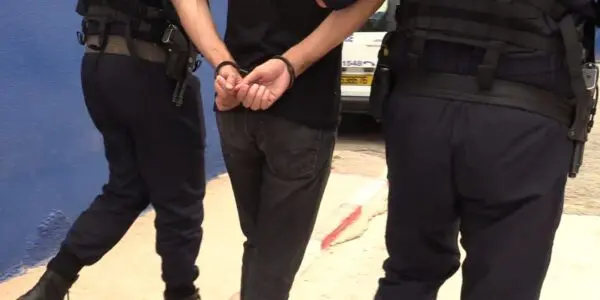 Il incendie le véhicule de son voisin par vengeance : un jeune placé en détention à Alger