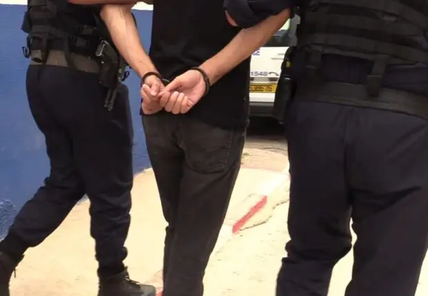 Il incendie le véhicule de son voisin par vengeance : un jeune placé en détention à Alger