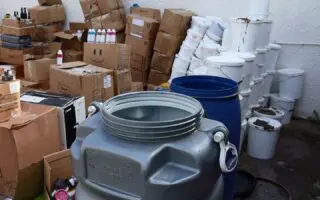 Cosmétiques locaux reconditionnés en marques importées : un réseau clandestin démantelé à Chlef