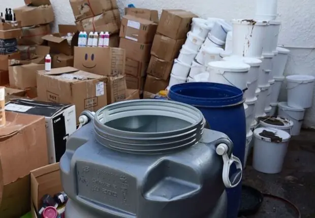 Cosmétiques locaux reconditionnés en marques importées : un réseau clandestin démantelé à Chlef