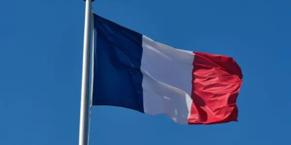 Les titres de séjour coûteront plus cher : la France alourdit la facture en 2026