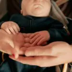 Déchirés entre l’Algérie et le Québec : le combat d’un couple algérien séparé de son fils de 16 mois