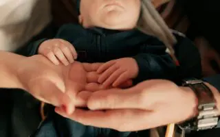 Déchirés entre l’Algérie et le Québec : le combat d’un couple algérien séparé de son fils de 16 mois