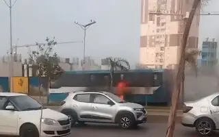 VIDÉO. L&rsquo;incroyable sang-froid d&rsquo;un chauffeur de bus en feu évite un désastre à Alger