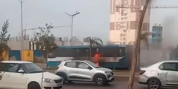 VIDÉO. L&rsquo;incroyable sang-froid d&rsquo;un chauffeur de bus en feu évite un désastre à Alger