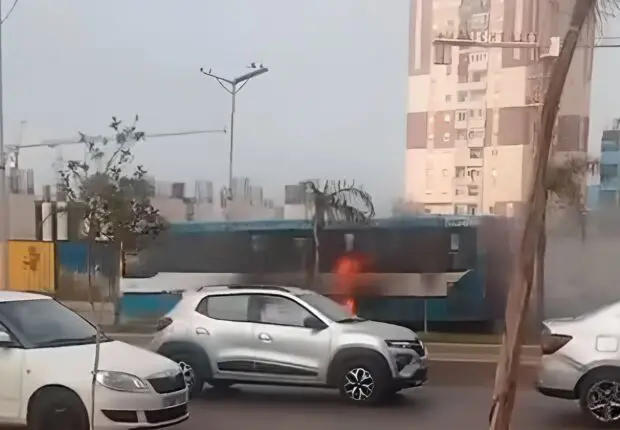 VIDÉO. L&rsquo;incroyable sang-froid d&rsquo;un chauffeur de bus en feu évite un désastre à Alger