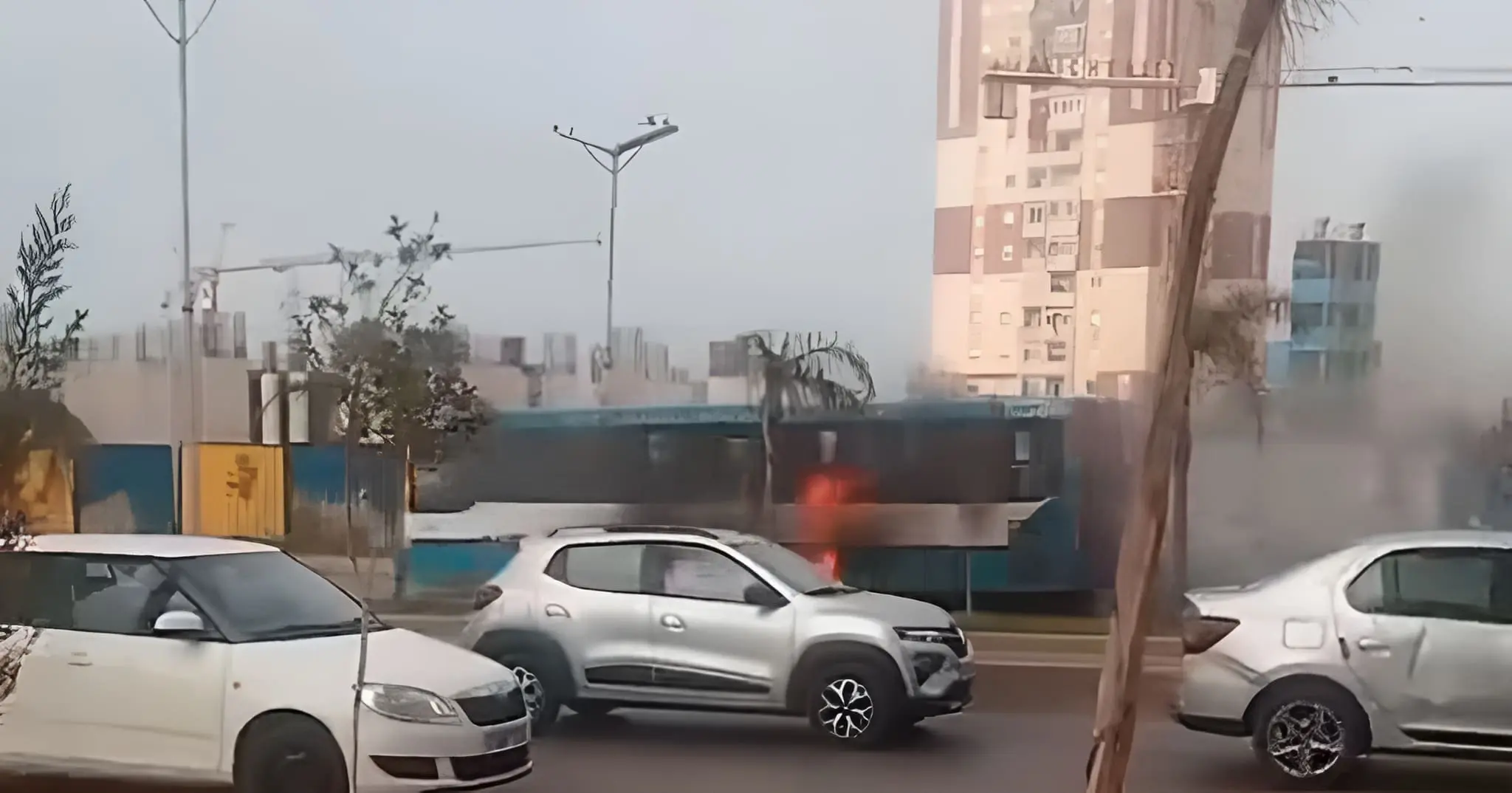 VIDÉO. L’incroyable sang-froid d’un chauffeur de bus en feu évite un désastre à Alger