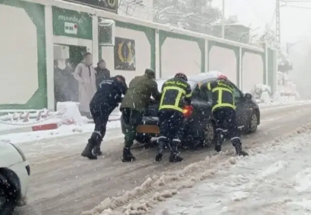 Info trafic : La neige paralyse plusieurs axes routiers dans 4 wilayas ce lundi 30 mars