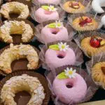 Interdit en Europe depuis 2021, cet ingrédient génotoxique continue de décorer les pâtisseries en Algérie