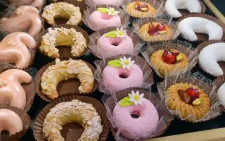 Interdit en Europe depuis 2021, cet ingrédient génotoxique continue de décorer les pâtisseries en Algérie