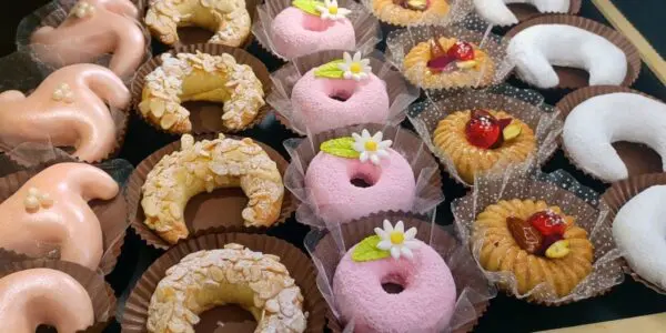 Interdit en Europe depuis 2021, cet ingrédient génotoxique continue de décorer les pâtisseries en Algérie