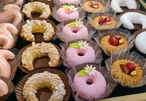 Interdit en Europe depuis 2021, cet ingrédient génotoxique continue de décorer les pâtisseries en Algérie