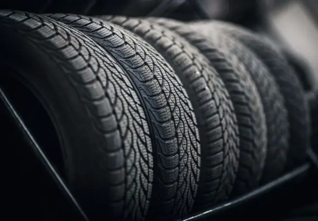 Saisie d&rsquo;un stock de pneus d&rsquo;une valeur de 20 milliards destinés à la spéculation à Sétif 