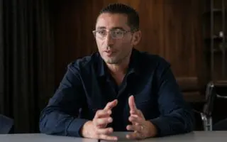 France : un député LFI, d&rsquo;origine algérienne, élu maire de Vénissieux