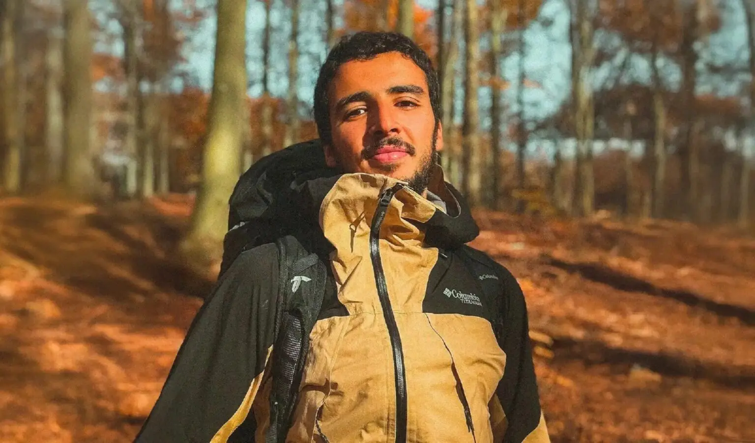 Après Paris-Alger à pied, Mehdi Debbrah marche vers le Cap Nord pour soutenir les sans-abri