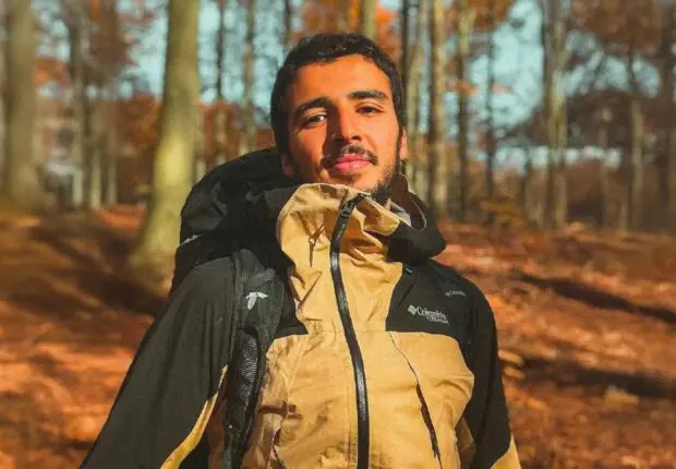 Après Paris-Alger à pied, Mehdi Debbrah marche vers le Cap Nord pour soutenir les sans-abri