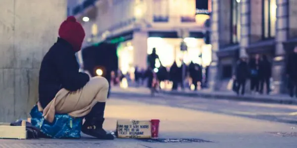 Sans domicile fixe, mais assigné à résidence : le cas déroutant d’un Algérien en France