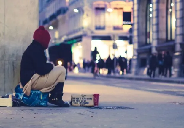 Sans domicile fixe, mais assigné à résidence : le cas déroutant d’un Algérien en France