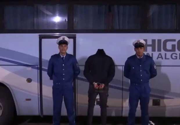 Vidéo choc sur l’autoroute d’Alger : le chauffeur du bus identifié et arrêté par la police