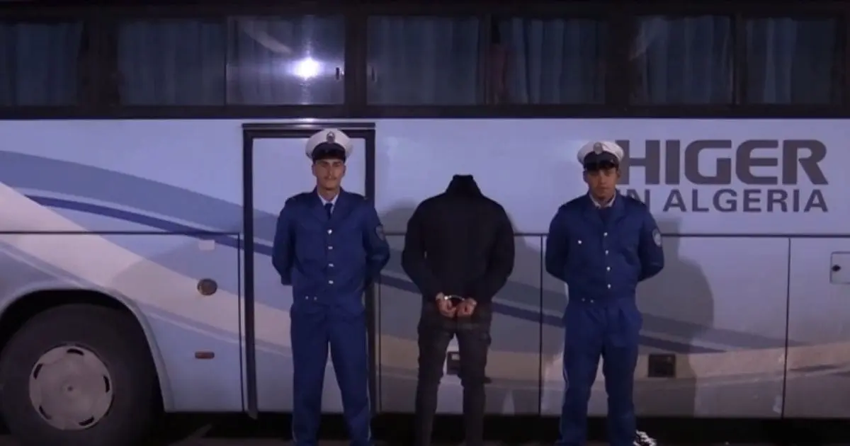 Vidéo choc sur l’autoroute d’Alger : le chauffeur du bus identifié et arrêté par la police