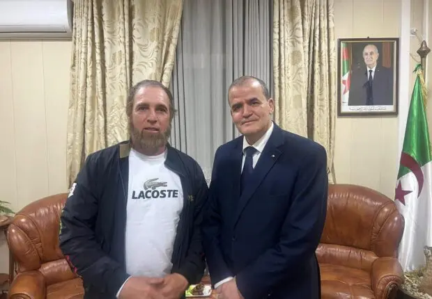 Produits DZ exportés vers l&rsquo;Europe : l&rsquo;État salue l&rsquo;influenceur Fayçal Ouchène pour son impact