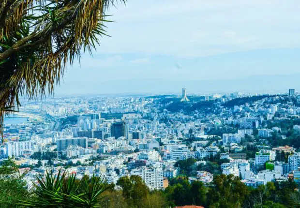 Oubliez Mykonos : cette destination algérienne s’impose parmi les plus belles villes blanches en 2026