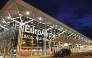 Aéroport de Mulhouse : un bébé en arrêt cardiorespiratoire sauvé in extremis après un vol depuis Alger