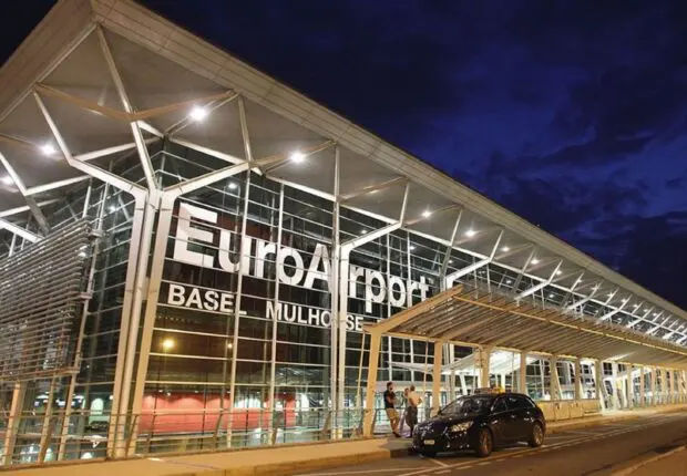 Aéroport de Mulhouse : un bébé en arrêt cardiorespiratoire sauvé in extremis après un vol depuis Alger