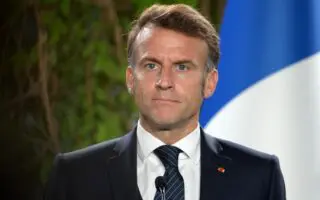 Emmanuel Macron fustige les “mabouls” qui veulent un bras de fer avec l’Algérie
