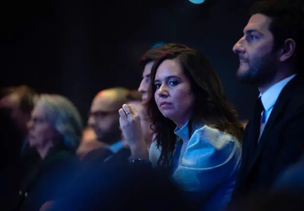“Les mabouls savent compter” : Sarah Knafo brandit sa facture controversée à 9 milliards sur l’Algérie