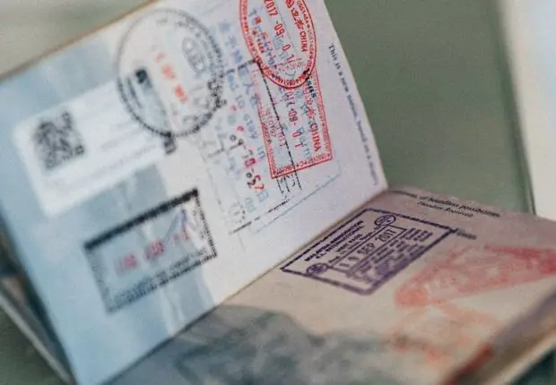 Visa : les Émirats arabes unis durcissent les conditions pour 16 nationalités, dont l&rsquo;Algérie