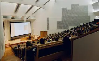 2 895 € en licence, 3 941 € en master : la facture explose pour les étudiants étrangers en France