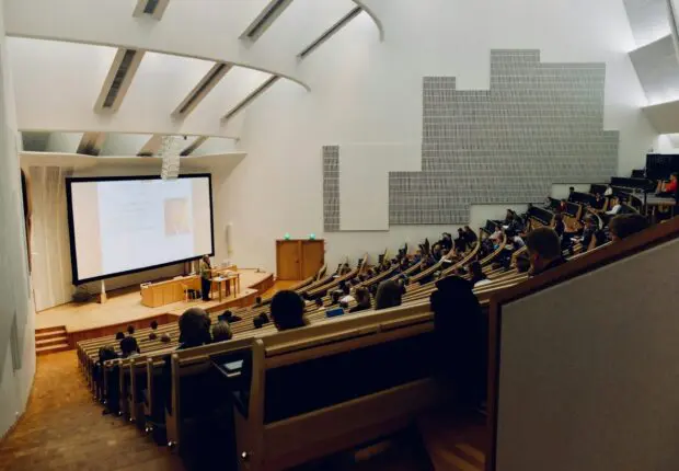 2 895 € en licence, 3 941 € en master : la facture explose pour les étudiants étrangers en France