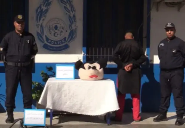 Masqué en « Mickey Mouse » : La police d&rsquo;Annaba met fin au plan d&rsquo;un voleur pour le moins… original !
