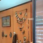 Biens coloniaux spoliés : un collier pillé dans une tombe à Sétif exposé en France