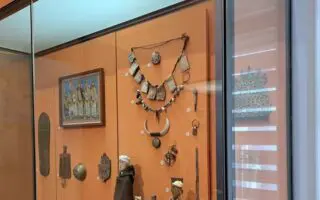 Biens coloniaux spoliés : un collier pillé dans une tombe à Sétif exposé en France