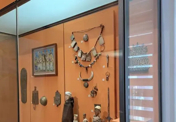 Biens coloniaux spoliés : un collier pillé dans une tombe à Sétif exposé en France