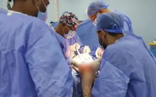 EHU d’Oran : une intervention de haute précision redonne espoir à une patiente de 21 ans