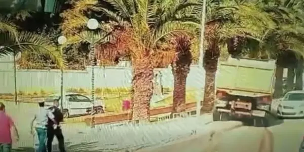 Des images glaçantes filmées en plein Alger : Un camionneur tue un piéton après une manœuvre dangereuse