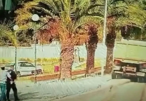 Des images glaçantes filmées en plein Alger : Un camionneur tue un piéton après une manœuvre dangereuse