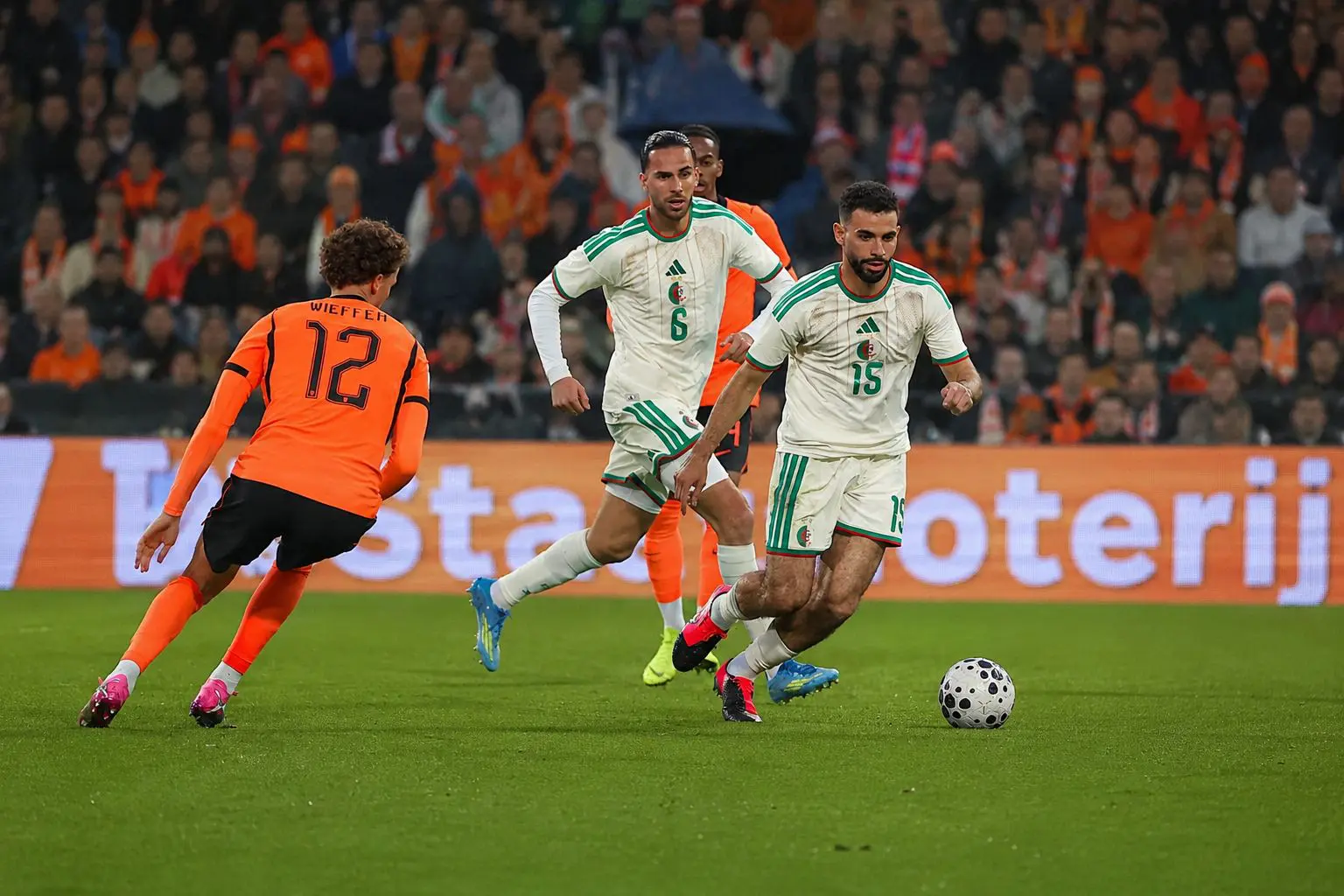 Pays-Bas 0 – Algérie 1 : Hadj Moussa allume Rotterdam sur un coup de génie