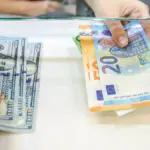28 500 $ de faux billets intégrés au circuit d&rsquo;une banque à Alger : un caissier et son neveu devant la justice